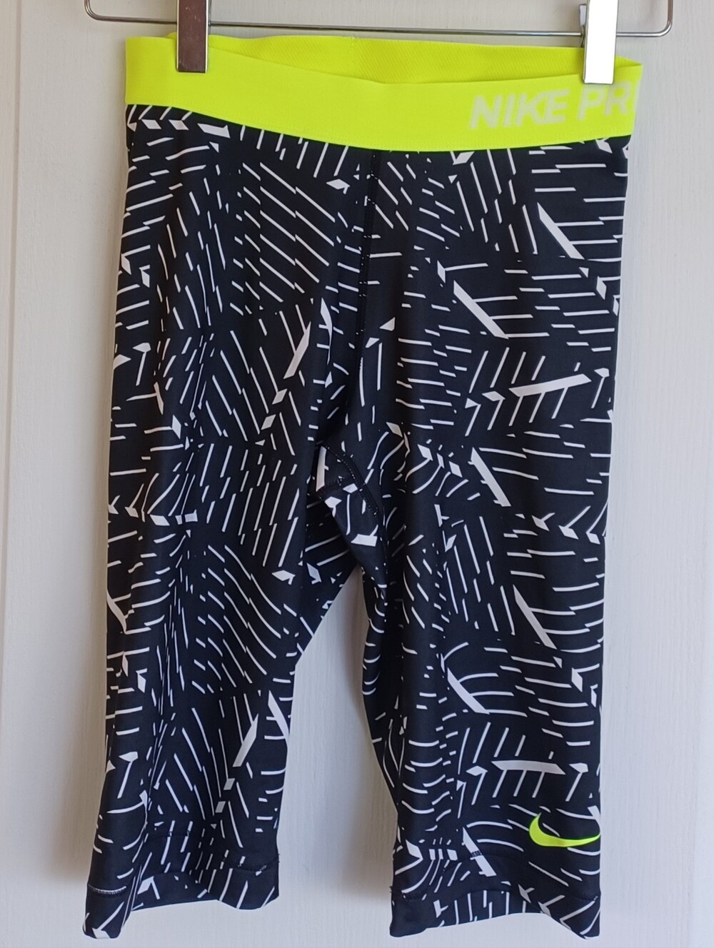 SPRING 2015 NIKE PRO WOMEN'S TRAINING CAPRI LEGGINGS BLACK/WHITE VOLT WAISTBAND